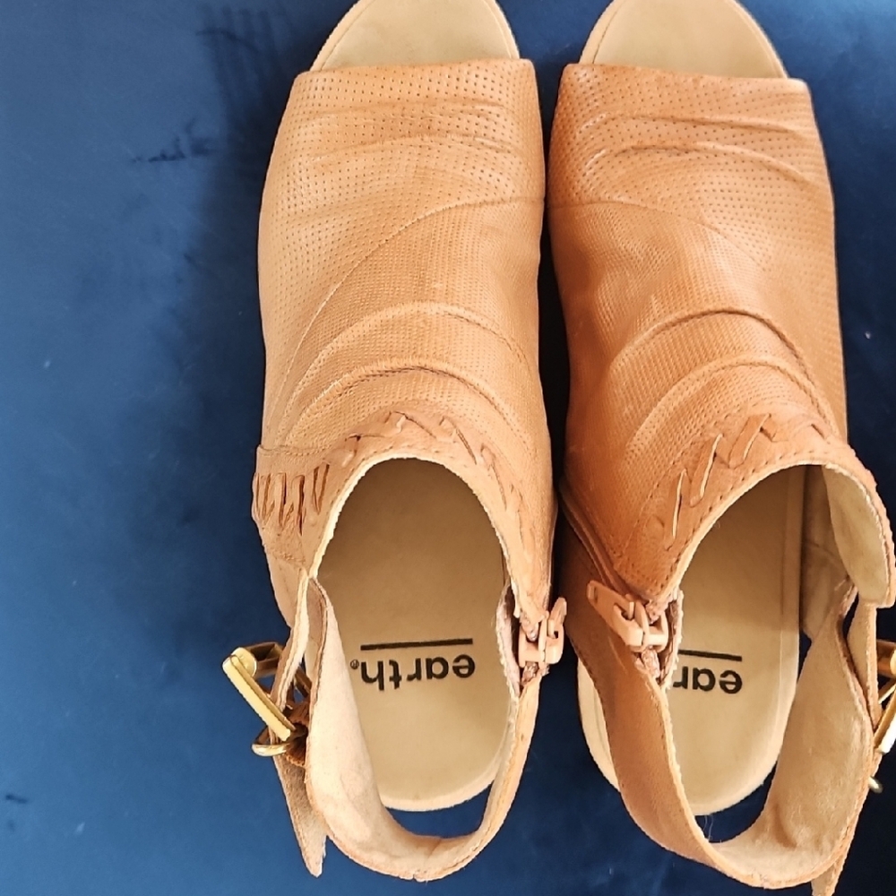 NEW Earth Beige Tan Perforated Wedge Sandals